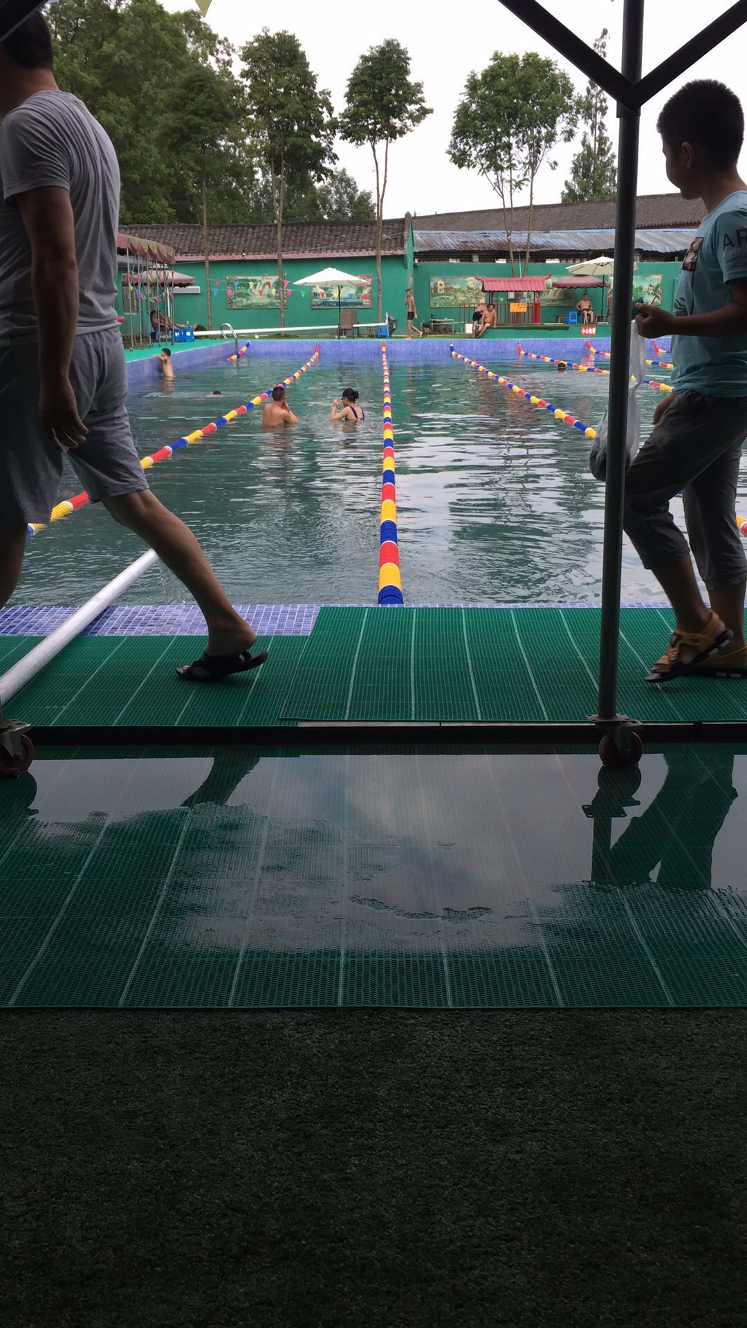 郫县农家乐室外双游泳池 - 泳池案例 - 成都瑞鲸机电设备有限公司