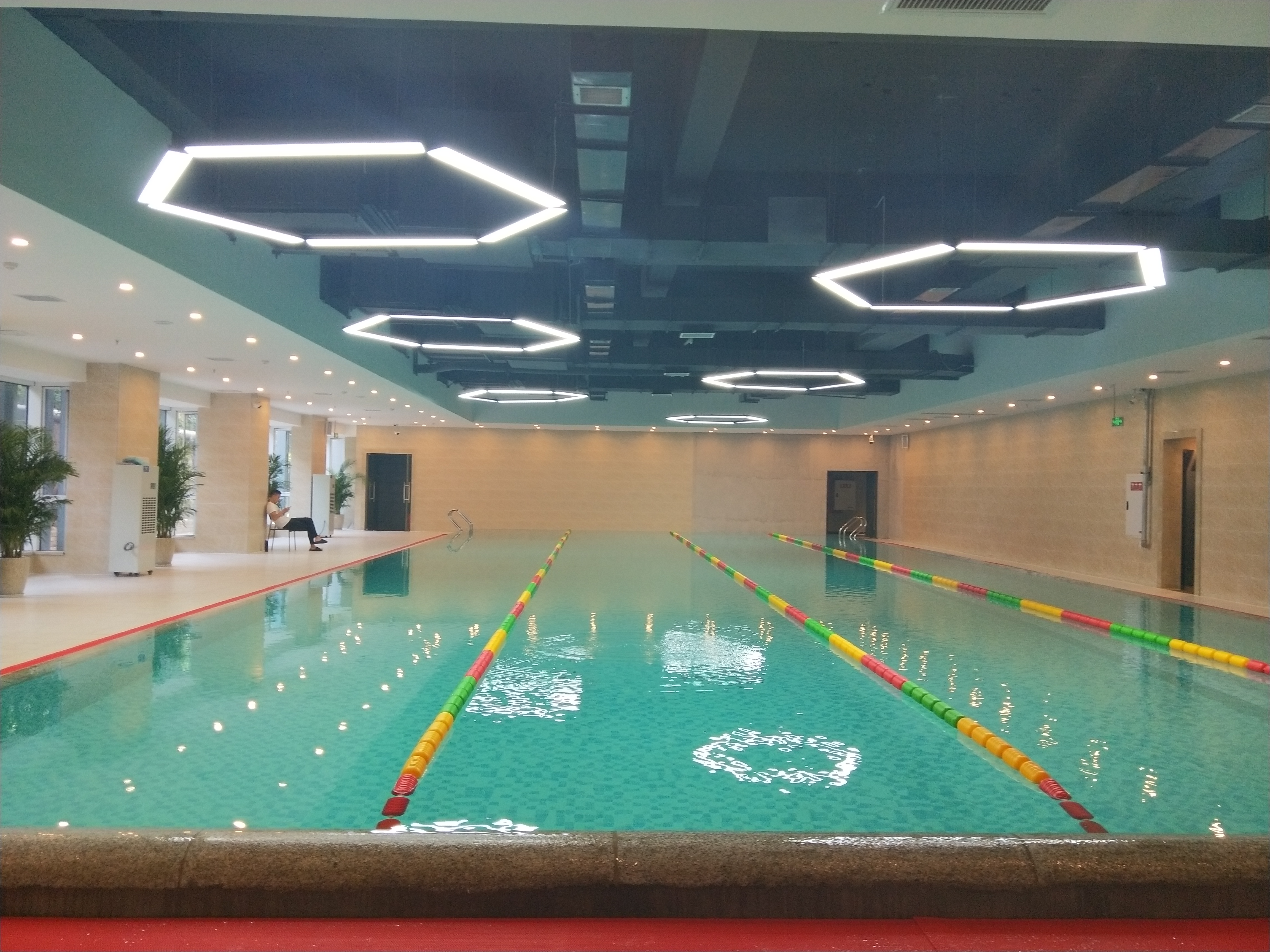 重庆菲斯特健身恒温游泳池 - 泳池案例 - 成都瑞鲸机电设备有限公司